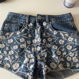 Jeansshorts - Skitcoola jeansshorts med broderade detaljer