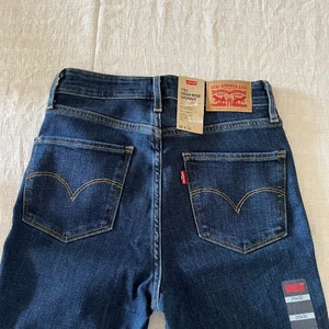 Levi’s jeans - superfina mörkblå Levi’sjeans som jag aldrig använt! Prislapparna är kvar och storleken är 26/32💗