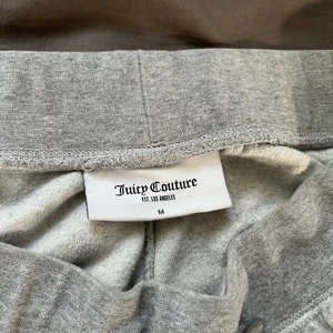 Juicy Couture - Säljer mina fina juicybyxor i storlek M, sitter fint och är i bra skick. Pris kan diskuteras men köparen står för frakten 🫶🏼