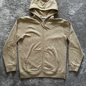 WEEKDAY zip-up hoodie storlek S - Använd 3-5 gånger ocv är i bra skick. Är i storlek S men passar även M.