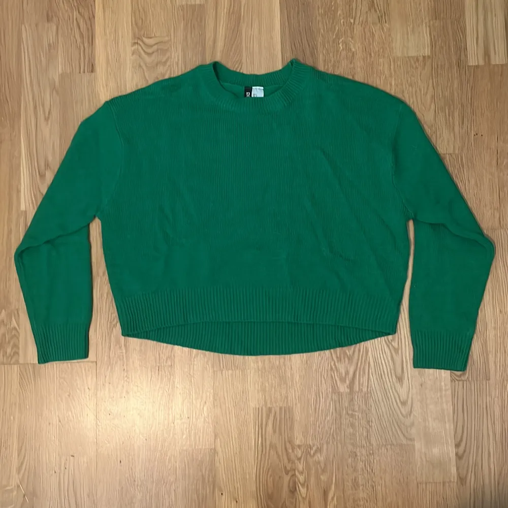 Jag säljer min gröna mysiga tröja som jag köpte från H&M för ca 2 år sedan. Har inte använt den så mycket eftersom jag inte har på mig starka färger. Den är ganska kort men jag skulle inte säga att det är en magtröja (se bild för referens). Supergosig!!💖💖. Tröjor & Koftor.
