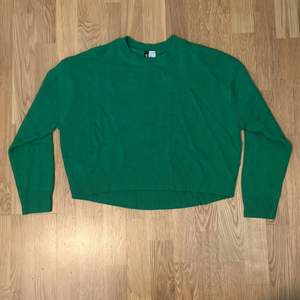 Jag säljer min gröna mysiga tröja som jag köpte från H&M för ca 2 år sedan. Har inte använt den så mycket eftersom jag inte har på mig starka färger. Den är ganska kort men jag skulle inte säga att det är en magtröja (se bild för referens). Supergosig!!💖💖