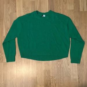 Grön stickad tröja - Jag säljer min gröna mysiga tröja som jag köpte från H&M för ca 2 år sedan. Har inte använt den så mycket eftersom jag inte har på mig starka färger. Den är ganska kort men jag skulle inte säga att det är en magtröja (se bild för referens). Supergosig!!💖💖
