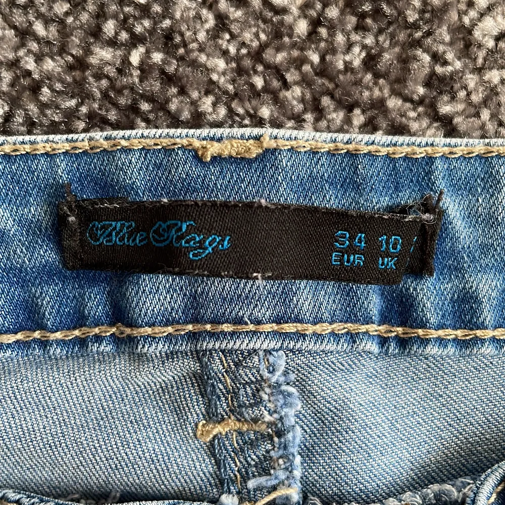 Lågmidjade jeansshorts från Blue rags. Bra skick, knappt använda. Stretchigt material. Såljer då de ej passar längre. . Shorts.