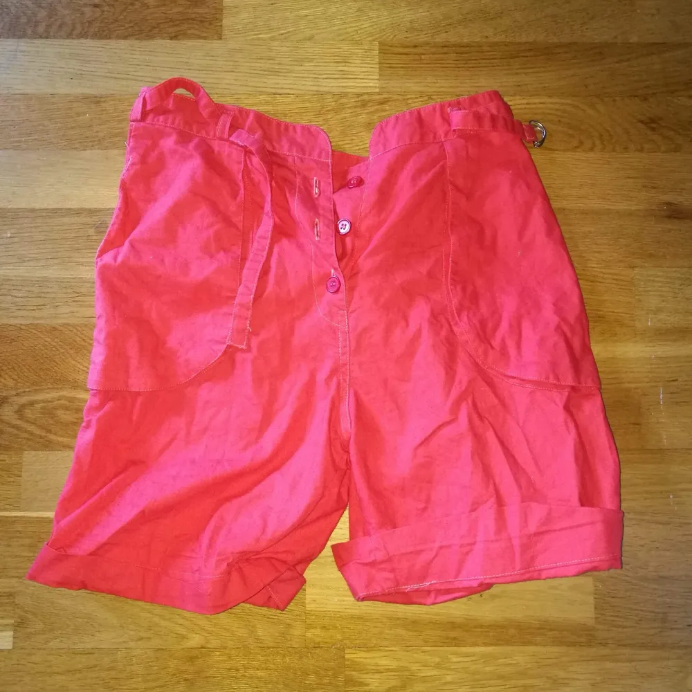 Shorts oversized röda . Shorts.