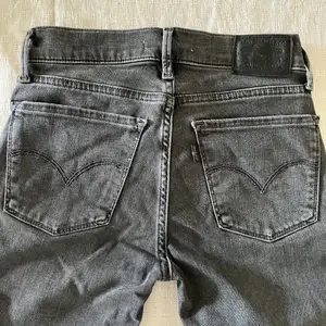 Gråsvarta Levi’sjeans med en lite vintage look. Aldrig använda och köptes nya✨kan även klippas för assnygga shorts!