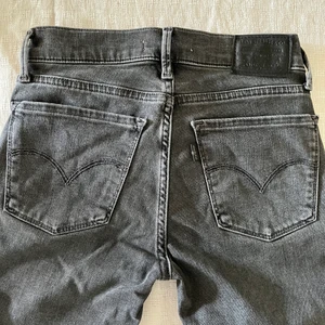 Levi’s jeans - Gråsvarta Levi’sjeans med en lite vintage look. Aldrig använda och köptes nya✨kan även klippas för assnygga shorts!