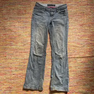 Lågmidjade jeans från esprit! Säljer pga att dom är lite förkorta och sitter inte rätt:) Ganska slitna och lite små fläckar som knappt syns! Storlek 38! 