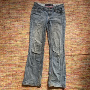 Esprit low waisted jeans! - Lågmidjade jeans från esprit! Säljer pga att dom är lite förkorta och sitter inte rätt:) Ganska slitna och lite små fläckar som knappt syns! Storlek 38! 