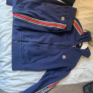 Moncler dress - Säljer denna monclerdress då jag inte kan ha den längre, helt äkta såklart. Säljer den vid dehär priset då den har några fläckar på tröjan.