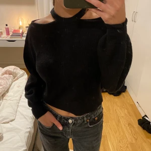 Svart tröja  - Svart tröja som passar jätte bra nu till hösten, bara använd 1 gång så den är i jätte bra skick. Storleken är XS/S men passar M lika bra! Köparen står för frakten💕