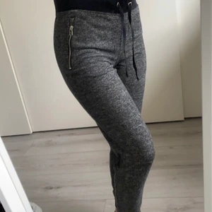 Byxor - Byxor från bikbok Storlek XS