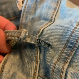 Storlek 27  -  Ett par blåa screen jeans passar storlek S Har en skada finns bild på