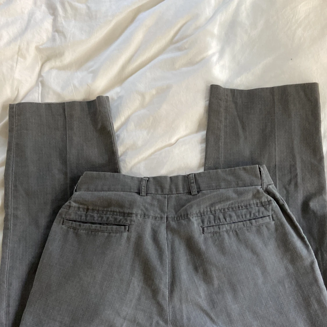Gråa kostymbyxor - 90