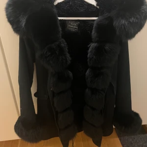 Fatima parka  - Super fin jacka med äkta rävpäls i storlek XS/S passar även M, köptes på garoff
