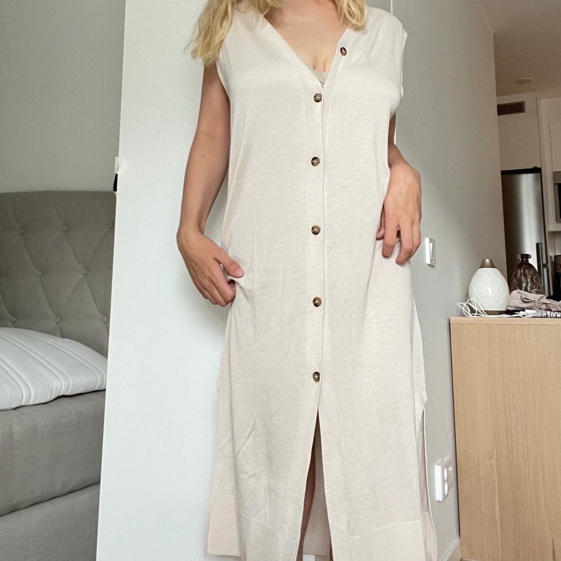 stickad klanning med knappar