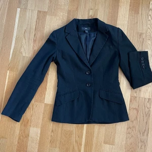 Kavaj från H&M, strl 34 - Svart kavaj med tunna vita ränder. Storlek 34.