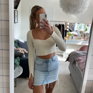 Kjol från Gina tricot - Fin jeanskjol som är ”avklippt” I modellen, och därav ser mer sliten ut nedtill❣️ passar bra till det mesta, ett bra plagg att ha i garderoben✨