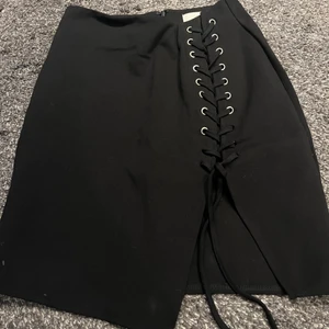 Rebecca Stella  - En sjukt snygg kjol från Rebecca Stella som har en snörning, skriv för mer info❤️