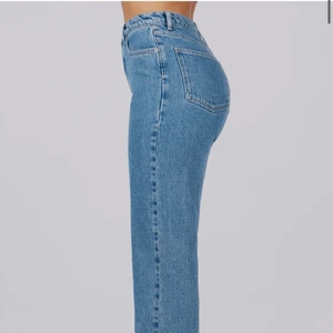 A design - Fina jeans ifrån Alice stenlöfs märke då dom tyvärr blivit förstora för mig som vanligtvis är en Xs, S. Skulle även kunna tänka mig att byta dom mot minsta storlek💕Dom är helt slutsålda!!
