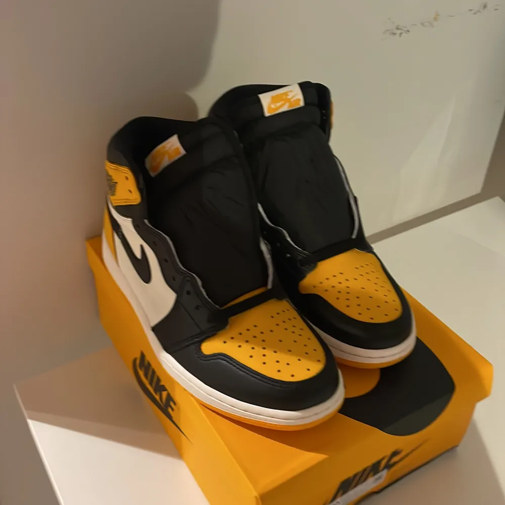 Helt nya och oanvända Air Jordan 1 High Taxi i storlek 43. Kvitto finns. . Skor.