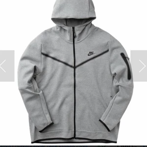 Nike tracksuit - Säljer min Nike kofta pga av fel storlek. Helt oanvänd (endast testad) Går aningen att byta ut eller säljas.  Är i storlek L och skulle själv behöva S. 