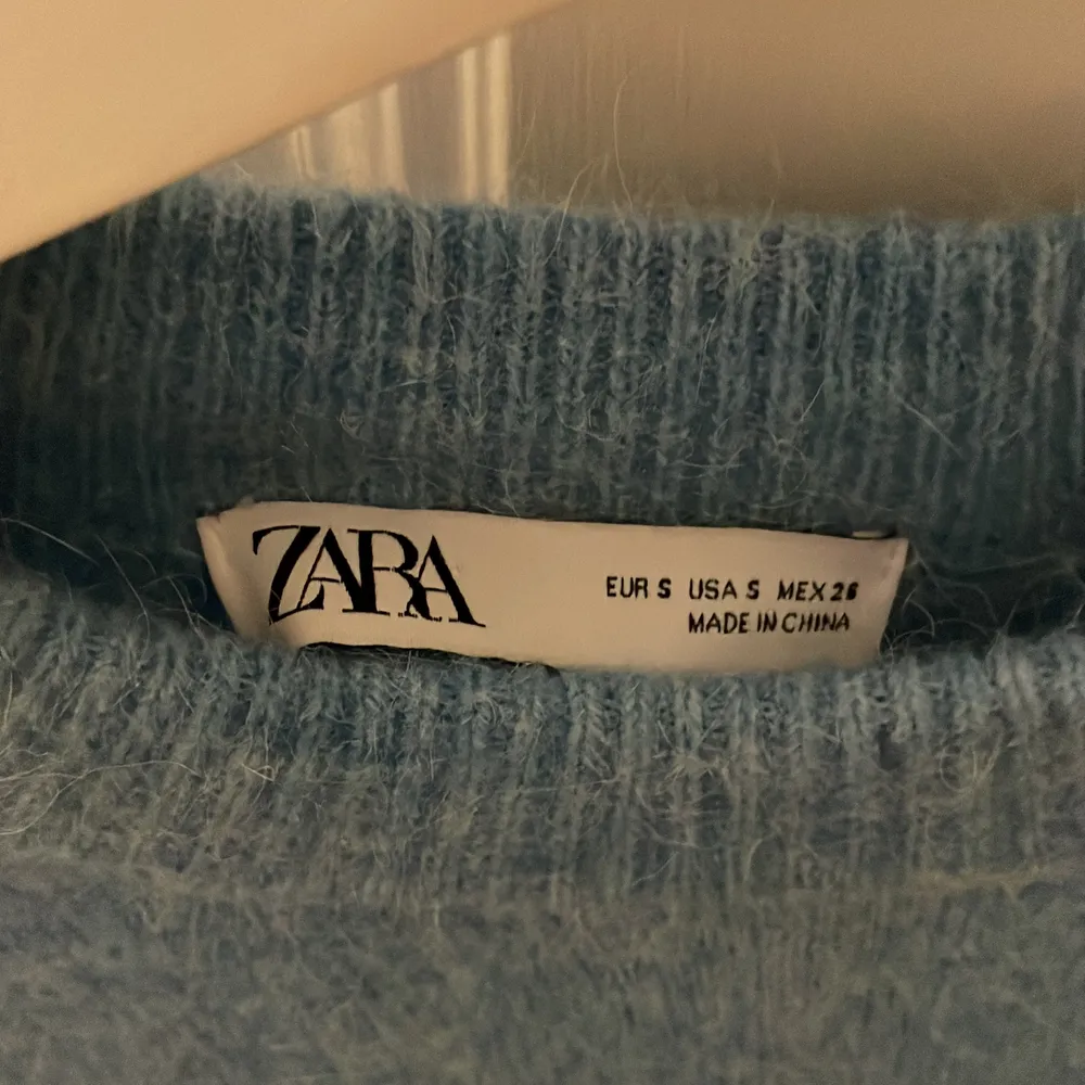 Stickad tröja från zara 💕 lite nopprig men man tänker inte på det! Använt ett par gånger men är som ny!! ❤️❤️. Stickat.