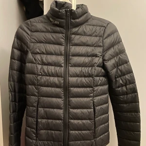 Hollies funktionsjacka xs  - I nästan nytt skick. Använd fåtal gånger. 