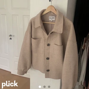 Nakd kappa - Säljer denna jättesnygga kappan från nakd! Aldrig använd så den är i mycket bra skick. Köparen står för frakten som ligger på 110kr❤️(lånade bilder)
