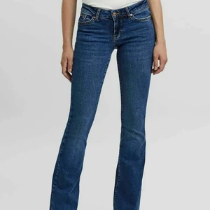 Vero Moda jeans  - Säljer dessa oanvända vero Moda jeans som jag köpte i våras, är helt slutsålda nu o finns varken i butik eller online❤️ jättelågmidjade och bootcut❤️ köpte för 600 säljer för 390❤️