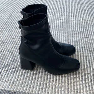 Svarta klackar/kängor  - Sjukt snygga svarta kängor med klack. Tajt passform runt vristen. Ny skick!   150 kr (+ frakt ~50 kr)  Kan mötas upp i Stockholm. 