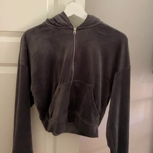 juicy liknande tjocktröja  - fin grå juicy liknade tjocktröja från bikbok!! storlek S! 110kr + frakt 💗