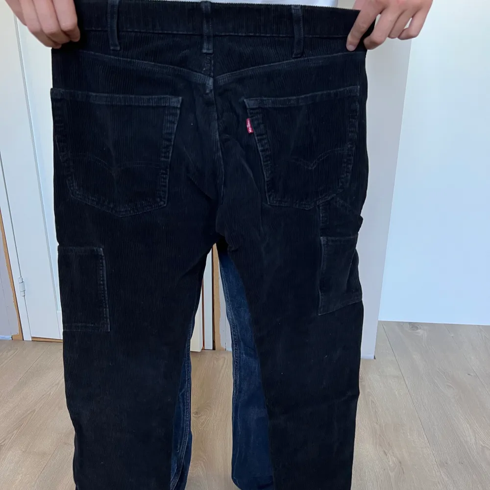 Levis jeans med manchester mönster, storlek w30 l32 (herrmodell) men skulle säga att de har krympt lite i tvätten! Innerbenslängd 73cm midjemådd 84cm, kom privat vid frågor! Spårbar frakt, priset kan diskuteras. Jeans & Byxor.