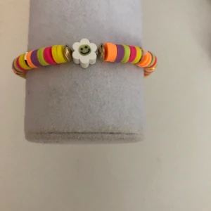 Färgglatt armband - Orange, lila, grön Rosa och gult  armband med vit blompärla och guldiga pärlor emellan.   15kr plus 12kr frakt  Mär din vrist för att veta din storlek  Instagram: smileyyjewelry 