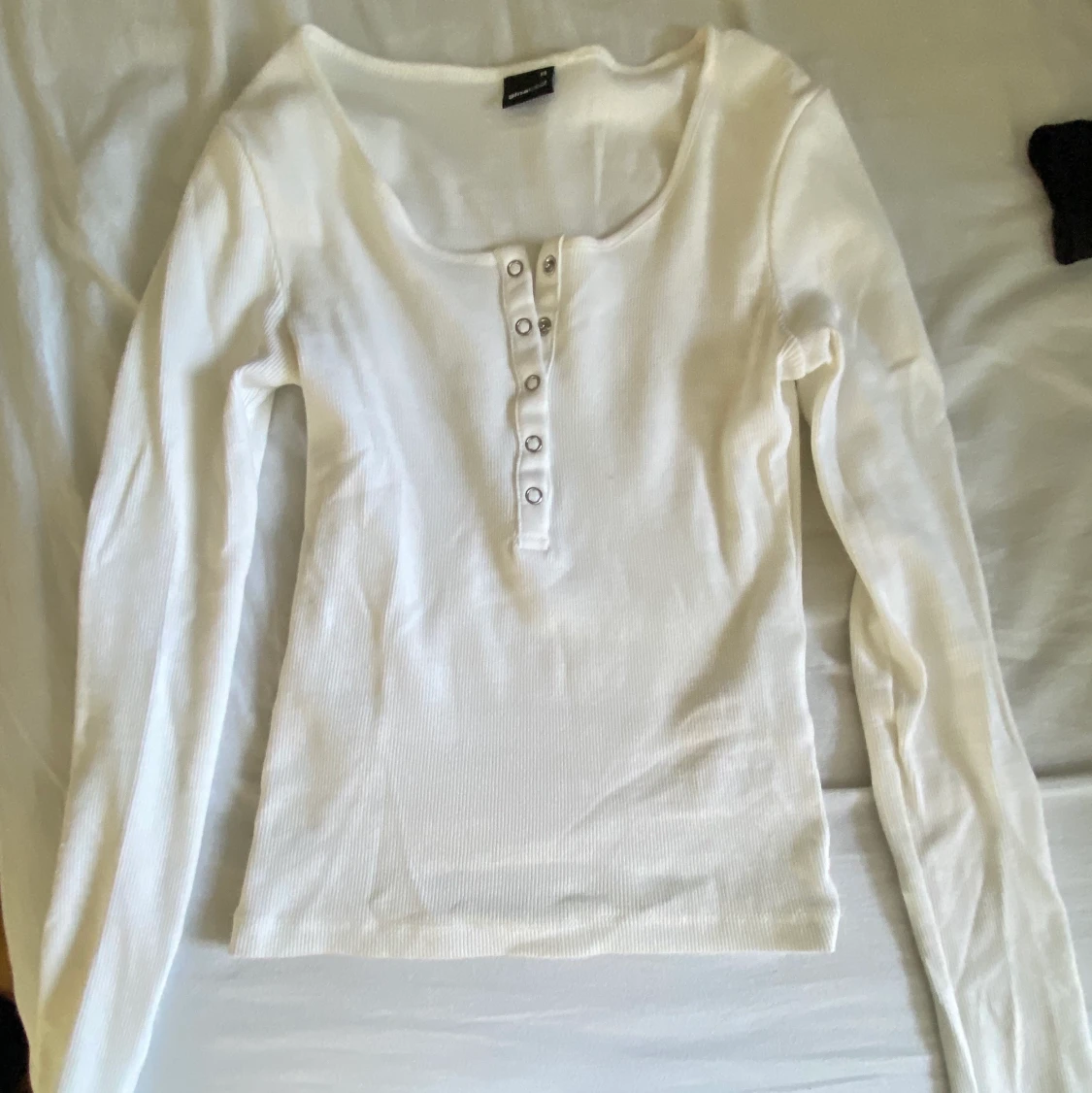 Vit långarmad med knappar