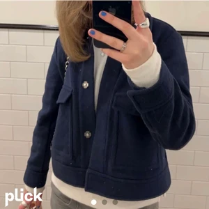 Kappa - Jättefin mörkblå kappa (lånad bild) endast använd npgra gånger, perfekt till hösten💕 liknar den på bilden så hör av dig om du vill ha mina bilder på den, om du är intresserad buda gärna💕