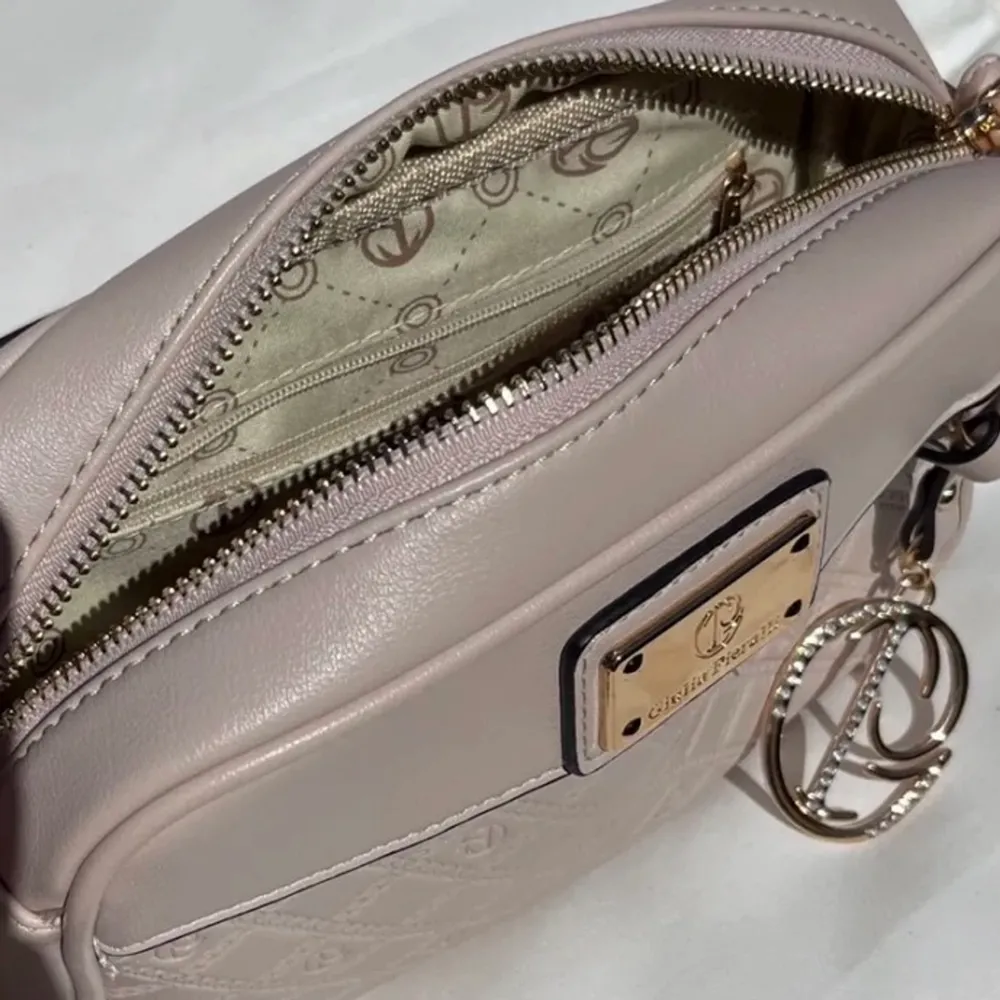 Ursnygg märke handväska från (Giulia Pieralli) 💗💗  (aldrig använd)  För minsta intresserar eller frågor kontakta mig ☺️ Den är baby rosa med guld detaljer och har lyxigt läder. . Väskor.