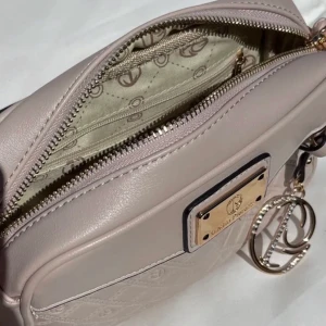 Märkes väska - Ursnygg märke handväska från (Giulia Pieralli) 💗💗  (aldrig använd)  För minsta intresserar eller frågor kontakta mig ☺️ Den är baby rosa med guld detaljer och har lyxigt läder. 