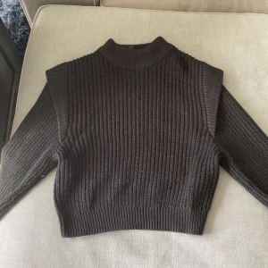 En svart stickad tröja från H&m - En svart stickad tröja från H&m. Använd ca 4-5 ggr. Tryck ej på köp nu 