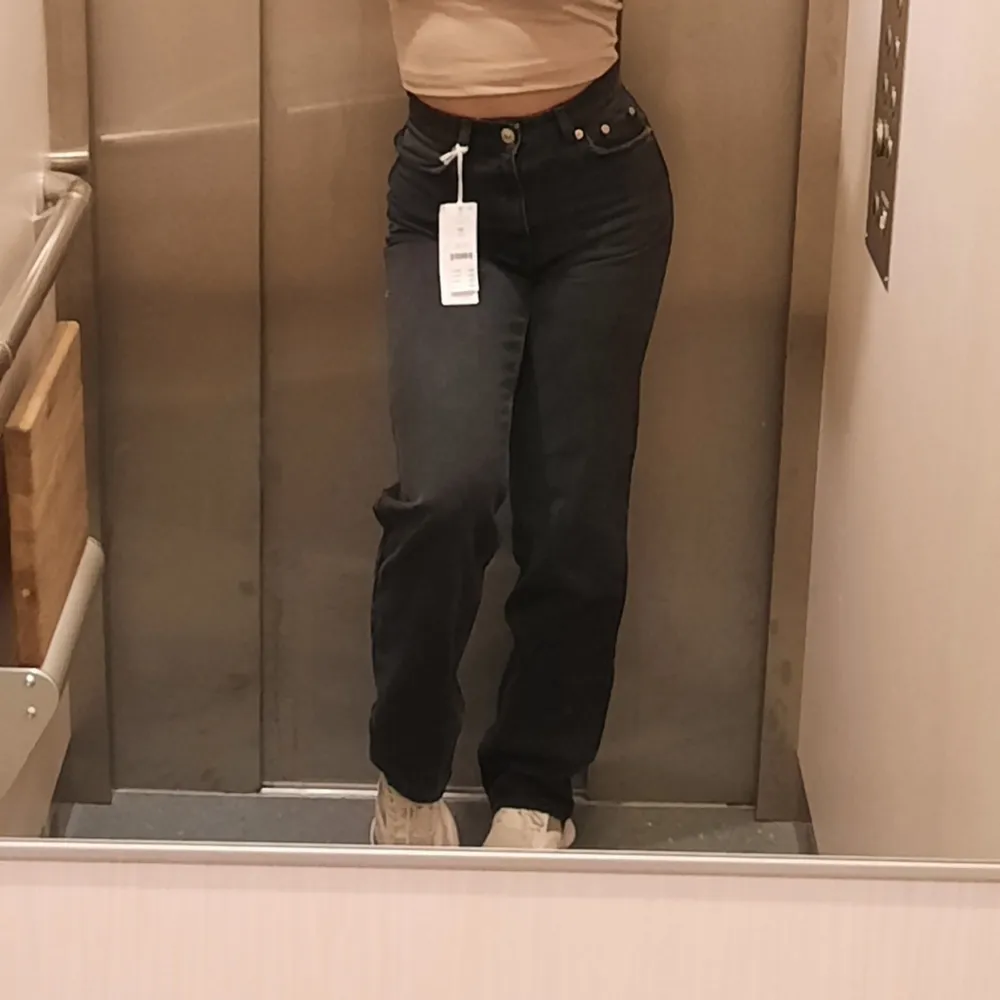 Helt nya oanvända jeans från Gina Tricot. I storlek 32 de är oversize, passar mig som i vanliga fall har 36. Jag är 169cm lång. Kontakta mig vid intresse!🖤. Jeans & Byxor.