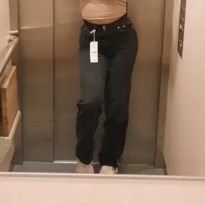Helt nya oanvända jeans från Gina Tricot. I storlek 32 de är oversize, passar mig som i vanliga fall har 36. Jag är 169cm lång. Kontakta mig vid intresse!🖤