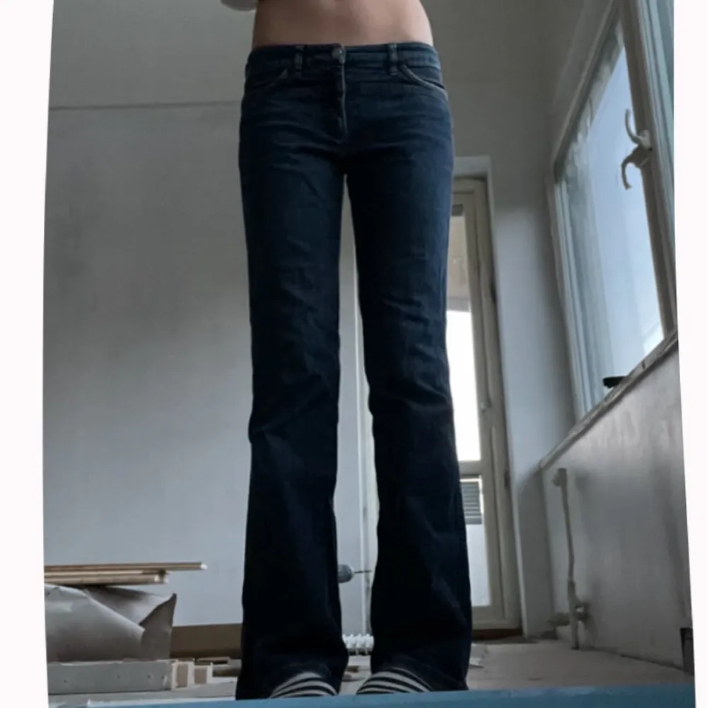 Super fina lågmidjade esprit jeans som är i bra skick sälj pågrund av att jag har två par💓 storlek 34-36🫶🏻. Jeans & Byxor.