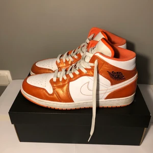 Jordan 1 mid electro orange - Ett par Jordans i fint skick, använda ett par gånger. Og box + digitalt kvitto finns storlek 45