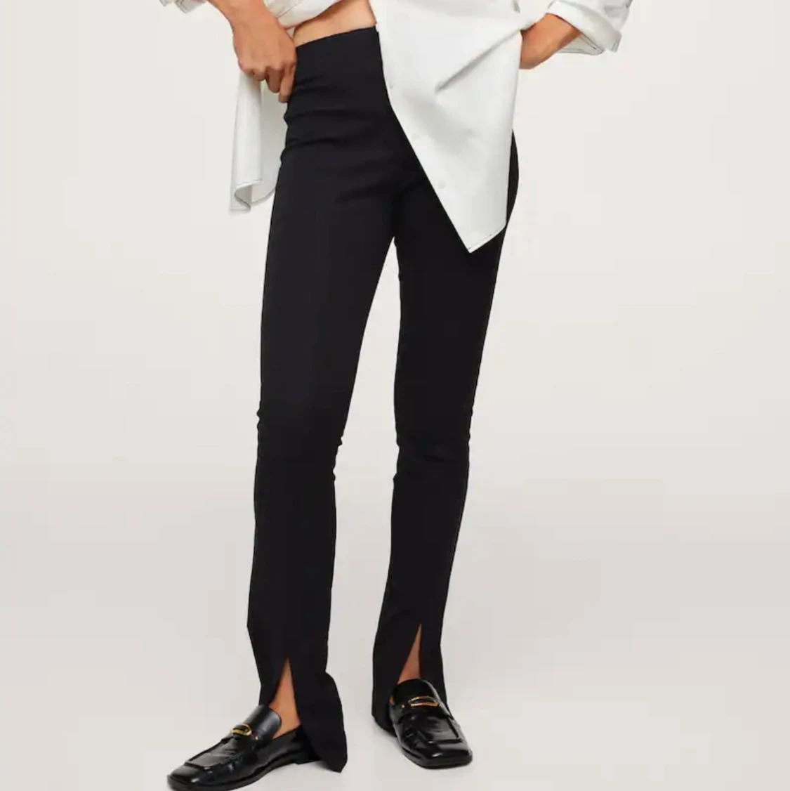 Superskön byxa med slits i fållen