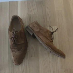 Mocka skor  - Fina mocka skor i märke Rizzo. Passar till kostym eller till vardags. I fint skick storlek 42