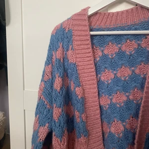 Stickad kofta - Fin stickad kofta nu till hösten köpt på second hand. Den sitter inte tajt utan mer oversize på så jättemysig. 