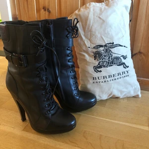Burberrykängor stl. 40 - Säljer dessa snygga Burberrykängor då de inte längre kommer till användning. Köpta på en Burberry butik i London för 550£ (ca 6800kr). Några märken på undersidan men inte märkbara när man går/står osv, bara synbart om man vänder på skon. Lagt bud ligger❤️
