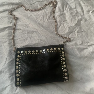 Zara väska - As snygg zara väska. Den har tappat lite färg på kedjan men jag tycker inte att det syns så mycket när man har på den. TRYCK INTE PÅ KÖP NU NI FÖRLORAR BARA PENGAR