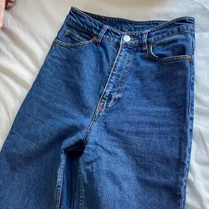 Mörkblåa jeans från Monki i superfint skick! Korta i modellen så passar dig som är 160 cm eller kortare, annars är dom ankellånga! Waist 25