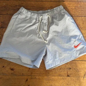 Nike shorts - Säljer dessa eftersom jag råkade köpa dom i fel storlek. Aldrig använda så skicket är bra.